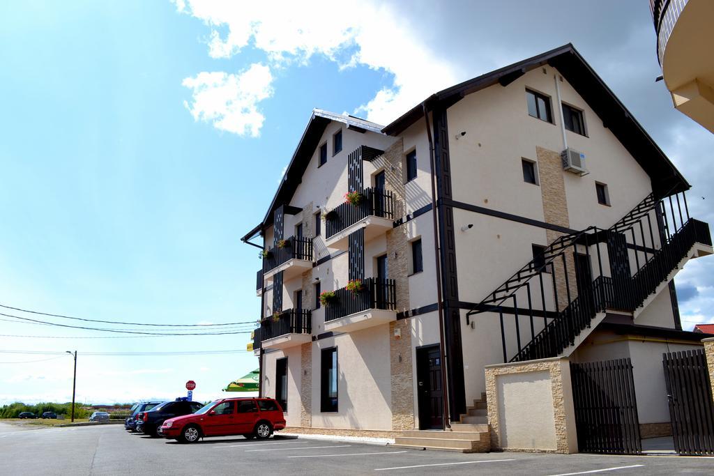 Casa Caroli Târgu Jiu Exterior foto